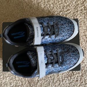 Saucony Boys size 5 wide new!.